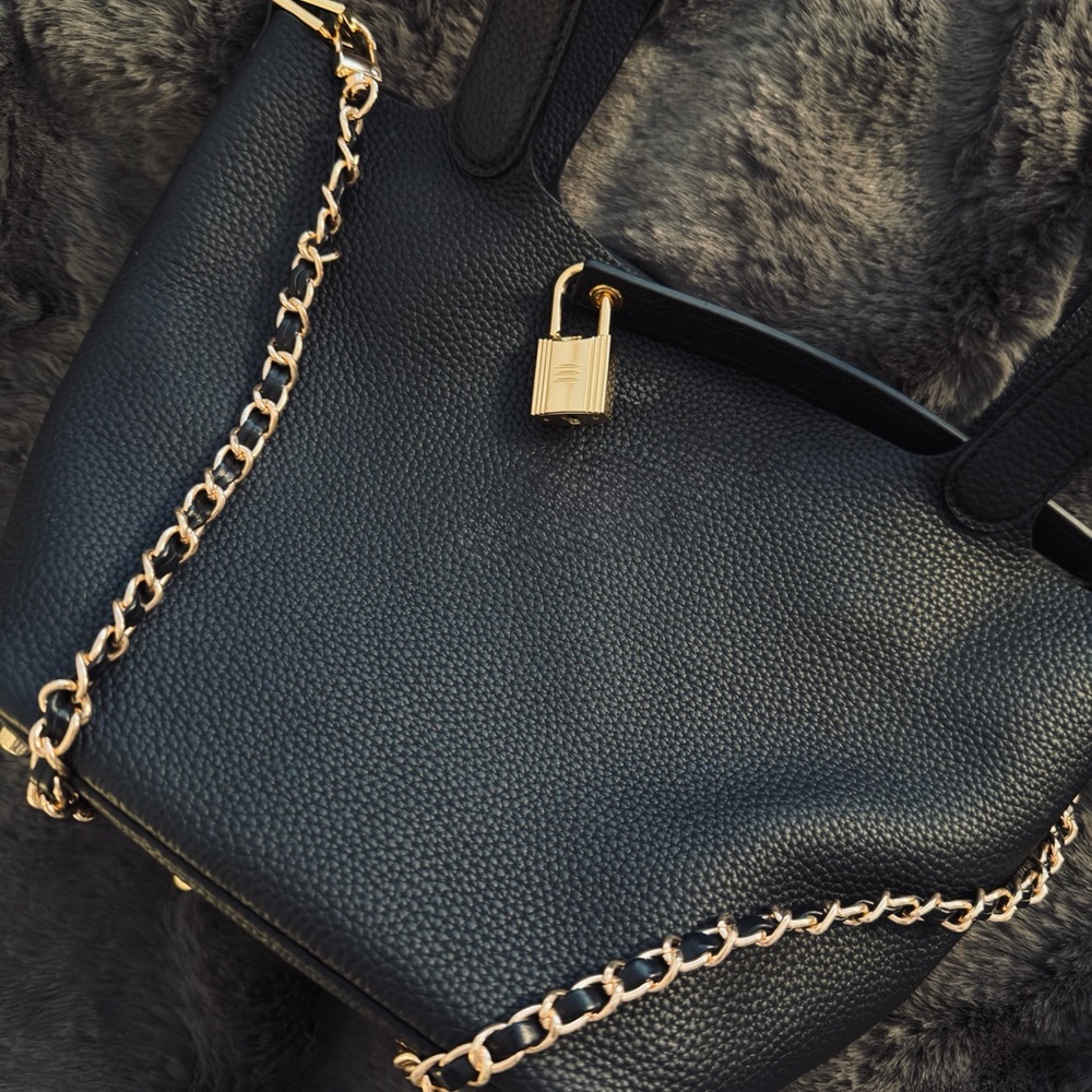 ADDITIONAL CLOSET CLEAR OUT!! Hermes styled bucket bag, Black pebble leather!